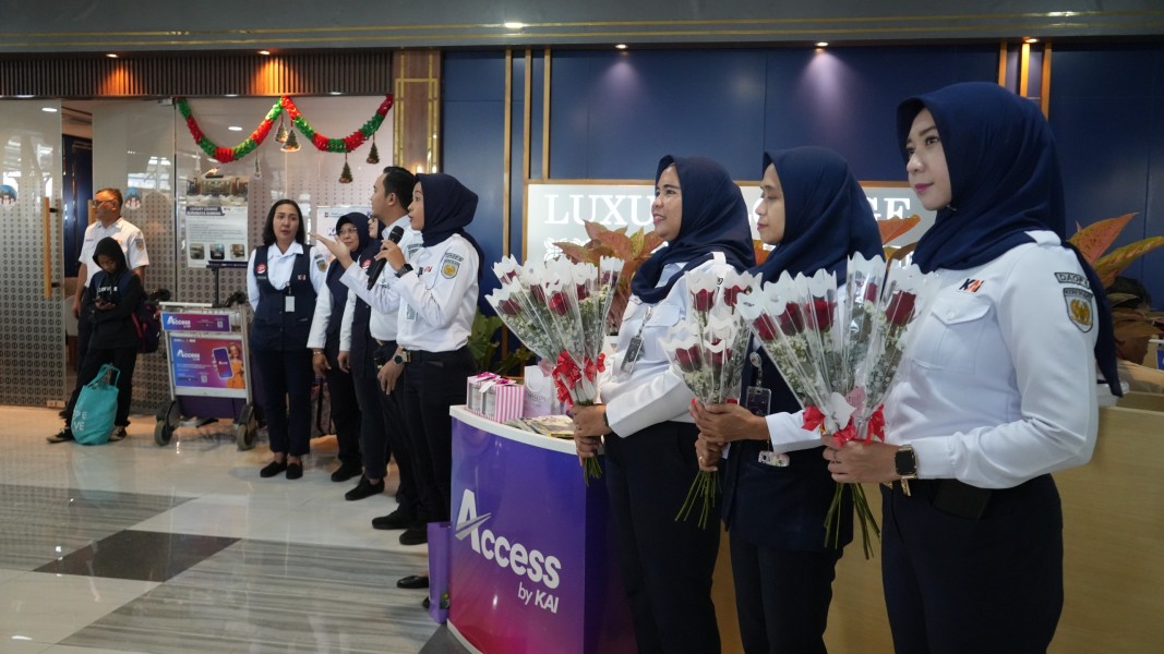 KAI Daop 8 Surabaya Berikan Apresiasi Hari Ibu dengan Membagikan Souvenir dan Bunga kepada Pelanggan