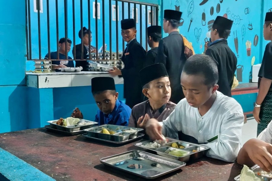 Warga Manokwari Antusias Berbuka Puasa Dengan Menu Makan Bergizi Gratis 2026