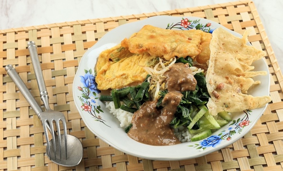 3 Tempat Nasi Pecel Surabaya dengan Rasa Nikmat dan Porsi Melimpah