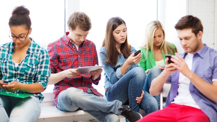 Jangan Langsung Main Ponsel Saat Bosan Ini Penjelasan Ahli Saraf