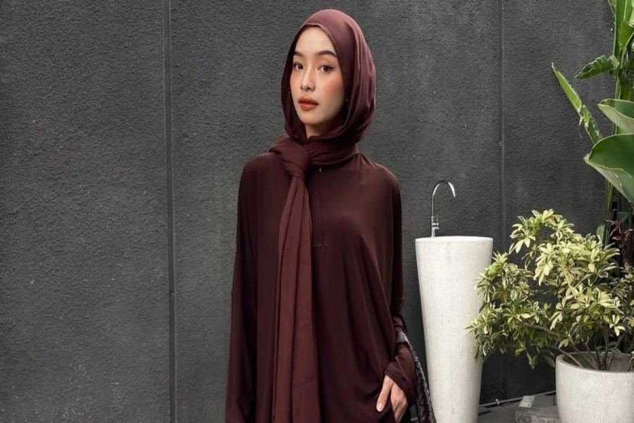 15 Inspirasi Warna Celana yang Cocok dengan Baju Coklat