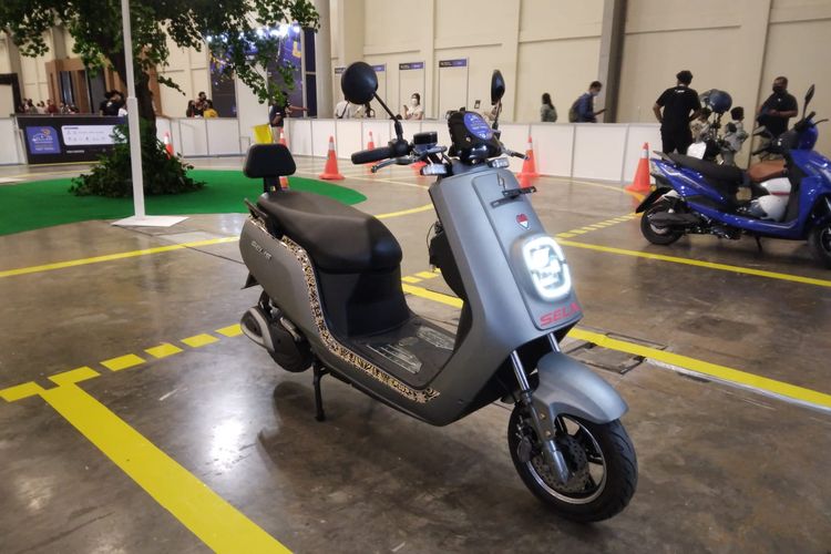 8 Pilihan Motor Listrik Selis yang Populer dan Praktis untuk Sehari-hari