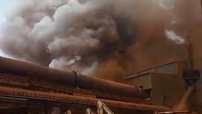 Kebakaran Hancurkan Mess Perusahaan Smelter Nikel PT Mitra Murni Perkasa di Balikpapan, Brimob Siaga untuk Pengamanan
