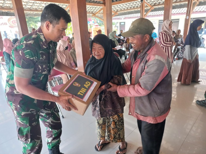 TNI AD Salurkan 450 Sembako di Boyolali