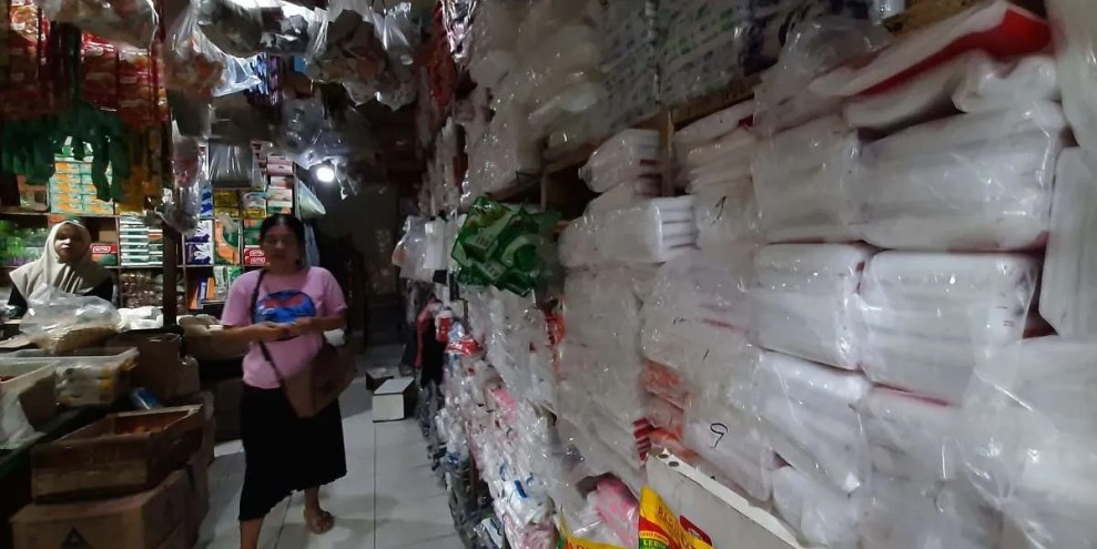 Lonjakan Harga Plastik Tekan Ekonomi Pedagang Pasar Tradisional Lampung
