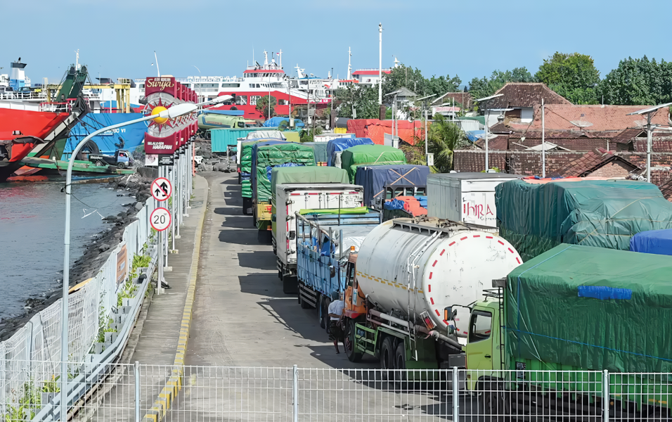Penyeberangan Tronton Bertahap Pulih di Ketapang
