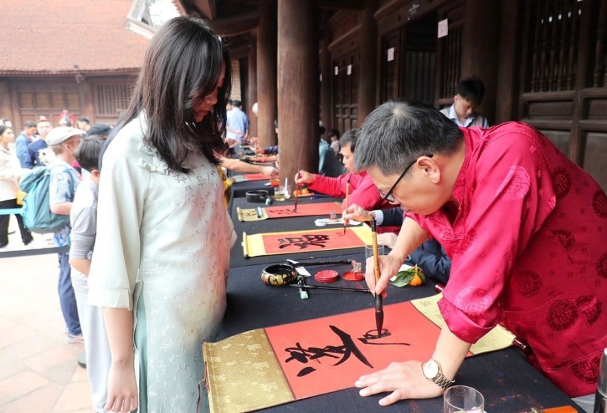 Tradisi Menulis Kaligrafi di Van Mieu Vietnam: Simbol Harapan Baru