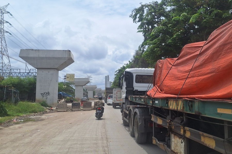 Debu Tebal dan Pasir Berserakan di Jalan RE Martadinata: Dampak Proyek Tol Layang Harbour Road