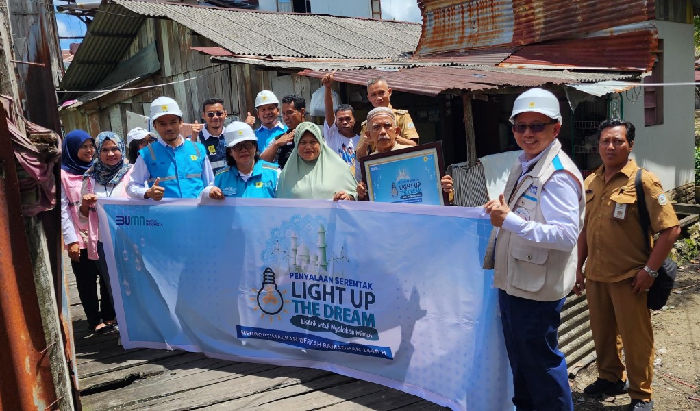 PLN Kaltimra Terangi 38 Keluarga Prasejahtera di Kalimantan Melalui Program Light Up The Dream