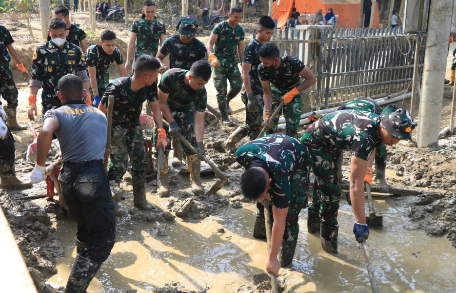 TNI AD Kerahkan Personel Bersihkan Sekolah Pascabanjir di Wilayah Terdampak Aceh