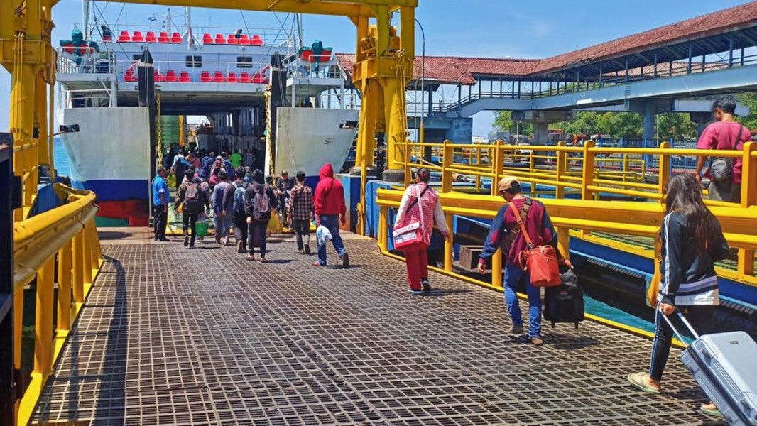 Bripka I Wayan Suji Tegaskan Keamanan Penyeberangan Laut di Pelabuhan Padangbai Jelang Liburan