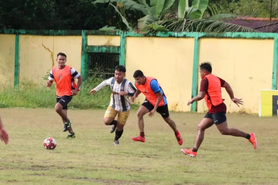Danlanud YKU Timika Ajak Personel Bermain Sepak Bola Bersama