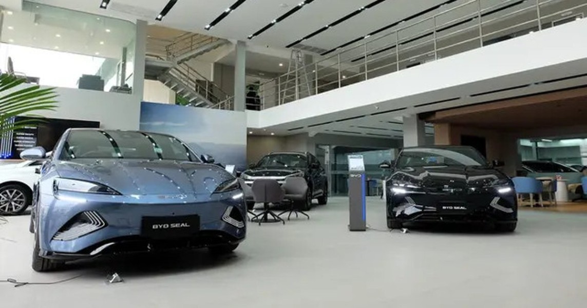 BYD Pimpin Revolusi Mobil Listrik, Tesla Hadapi Tekanan di Pasar Global