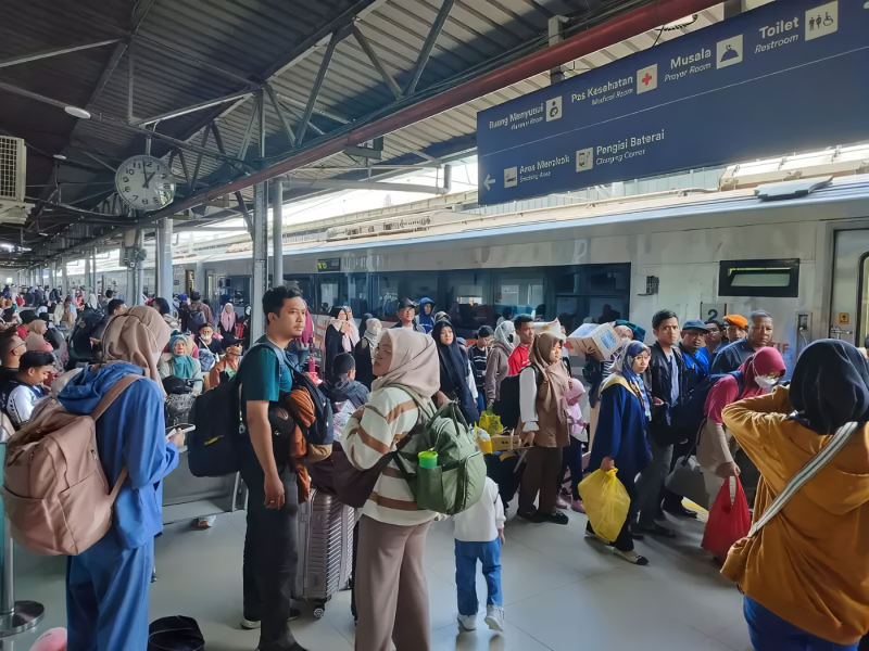 KAI Angkut Ratusan Ribu Pemudik Balik ke Jakarta