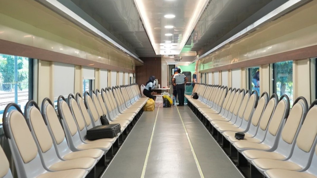 Pemerintah Tegaskan Komitmen Transportasi Rakyat Lewat KRL dan Kereta Petani