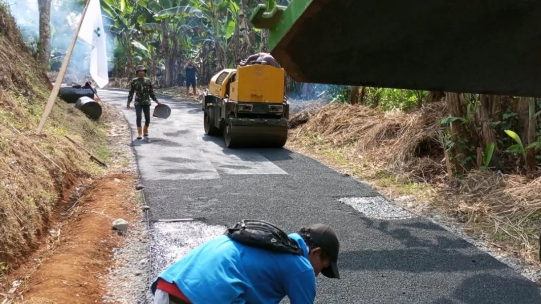 Tingkatkan Infrastruktur Desa, Dinas PU Kabupaten Sukabumi Aspal Jalan Pajagan Cikiray Sepanjang 275 Meter
