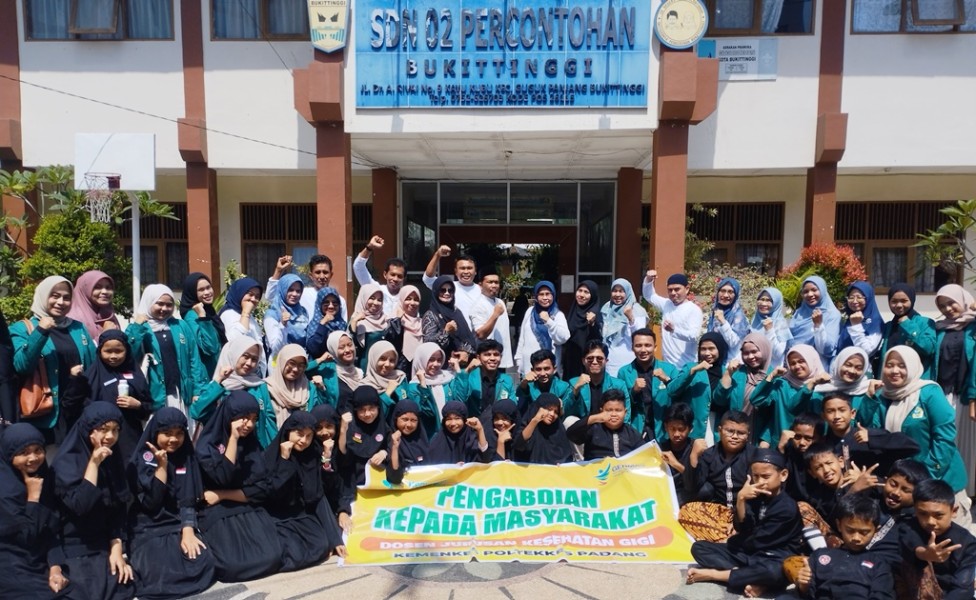 Dosen Kemenkes Dampingi Murid SD Menjaga Kesehatan Gigi