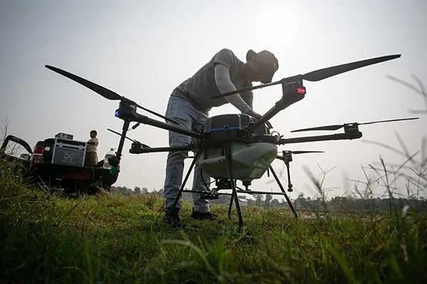 Inovasi Pertanian Modern Petani Sewon Bantul Kendalikan Hama Padi Pakai Drone