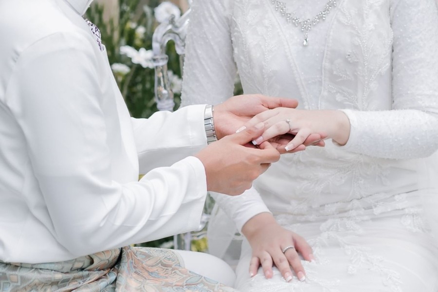 Sejarah dan Makna Cincin Pernikahan di Jari Manis