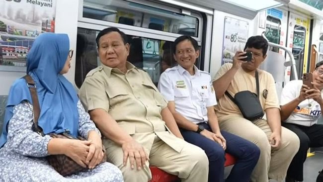 Momen Presiden Prabowo Naik KRL, Sapa Penumpang Sebelum Resmikan Stasiun Baru