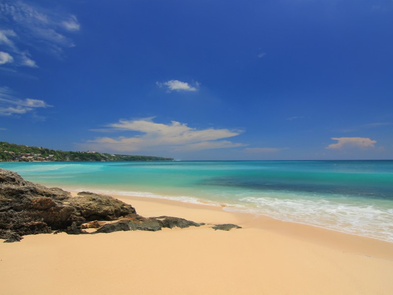 Menikmati Keindahan Pantai Dreamland di Bali Selatan
