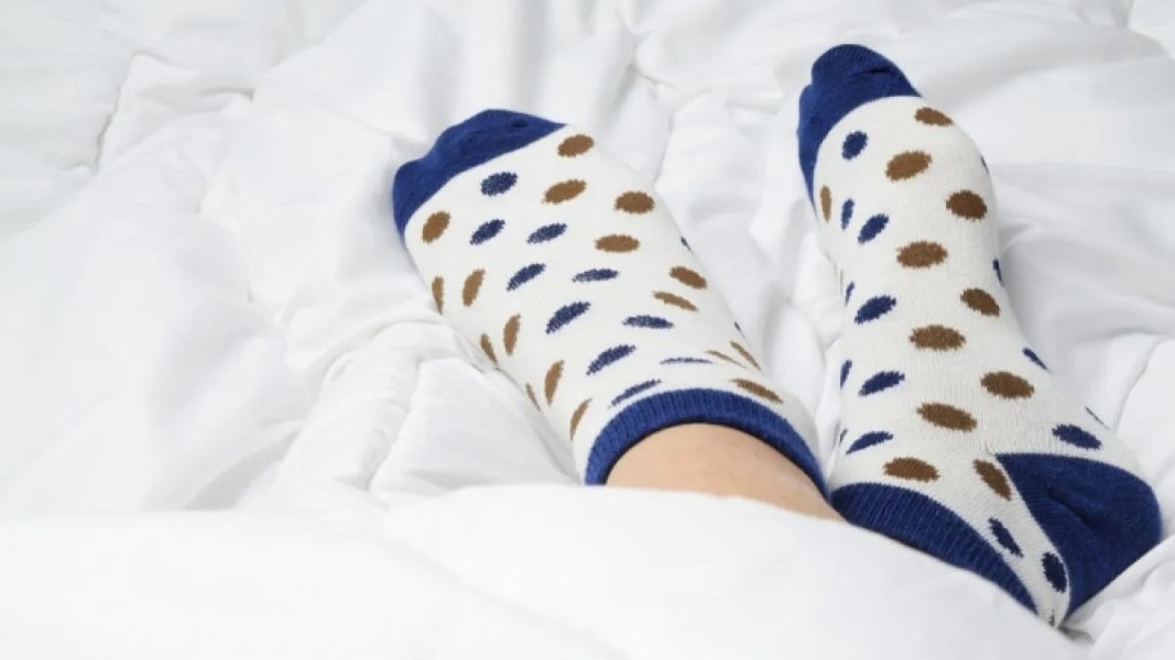 Saat Demam Kaki Terasa Dingin, Bolehkah Menggunakan Kaos Kaki