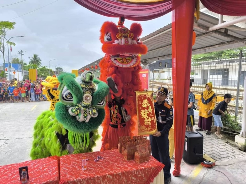 KAI Divre I Sumut Meriahkan Perjalanan Penumpang Melalui Atraksi Barongsai