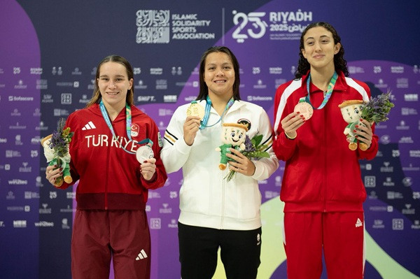 Perenang Muda Adellia Persembahkan Medali Emas bagi Indonesia di ISG 2025 Riyadh