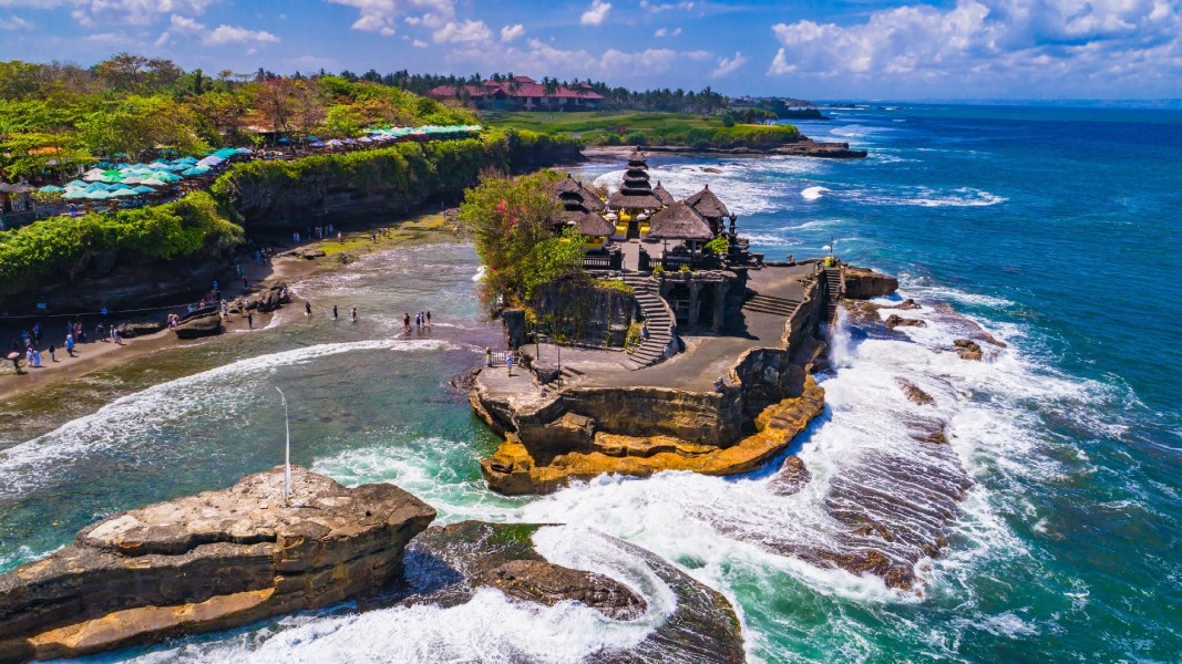 Menyelami Wisata Tanah Lot Bali, Keajaiban Pura di Tengah Ombak Laut