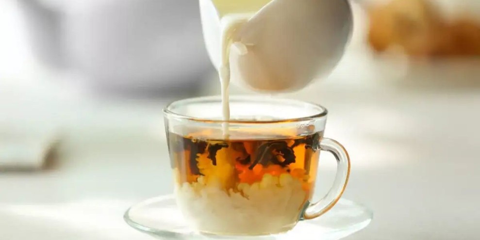 Amankah Merendam Teh dalam Susu Semalaman? Ini Penjelasannya