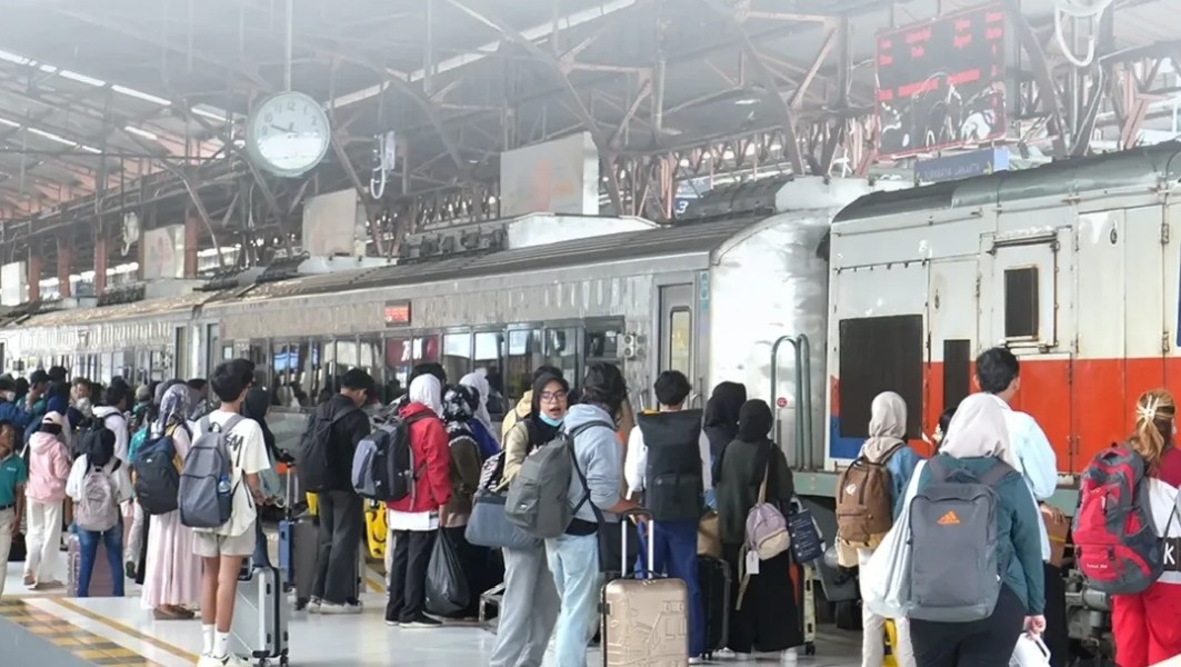 Lonjakan 246 Ribu Penumpang Kereta Api Jarak Jauh di Awal Ramadan, KAI Tingkatkan Layanan dan Fasilitas