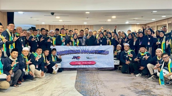 JNE Apresiasi 1.643 Karyawan dengan Program Umrah Terbesar
