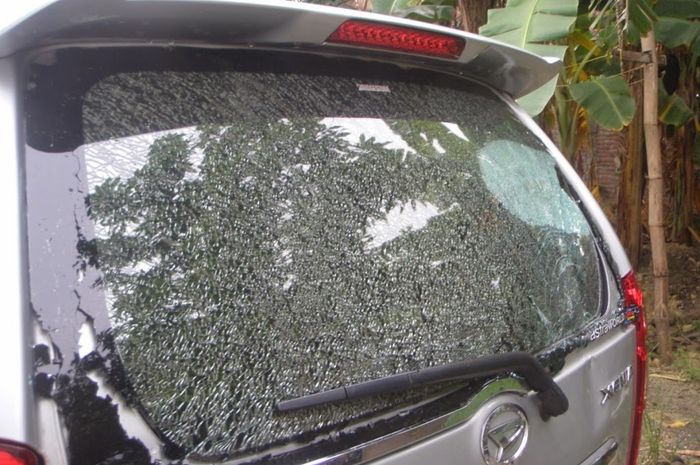 Penyebab Kaca Mobil Pecah, Cara Memperbaiki, dan Biayanya