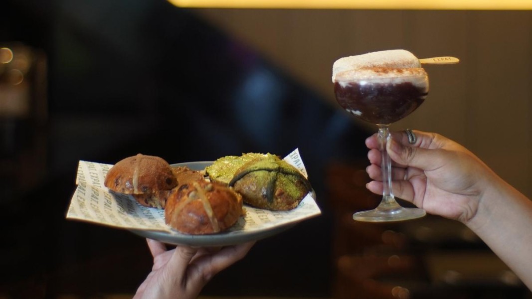 Sensasi Kuliner Paskah di Surabaya: Hot Cross Buns dan Sunday Martini dari Expat. Roasters