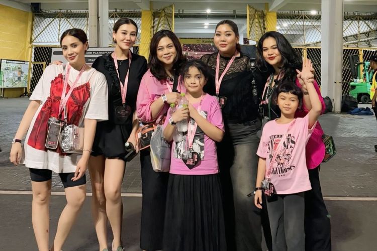 Gaya Kasual Nagita Slavina Saat Nonton Konser BLACKPINK di Jakarta