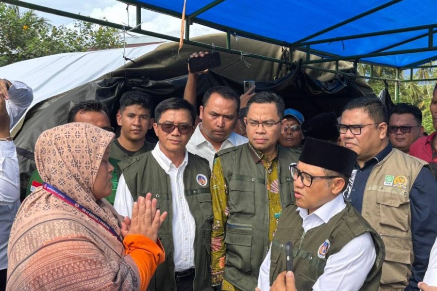 Menko PM Tinjau Banjir Padang Pastikan Penanganan Darurat Berjalan Optimal