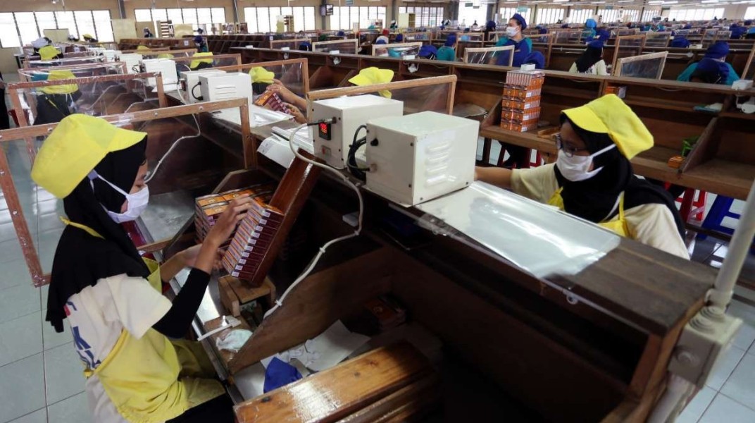 Wamenaker Kaji Usulan Cukai Rokok untuk Asuransi Pekerja Rokok