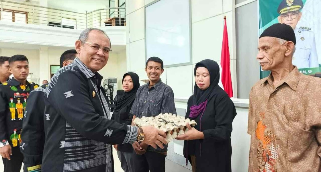 Pemkot Salurkan Bansos, Dorong Pemberdayaan Ekonomi Masyarakat
