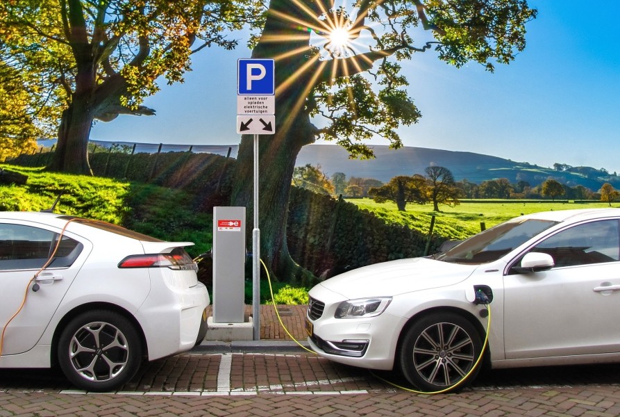 Perbedaan Oli Kompresor AC: Mobil Listrik vs Mobil Konvensional