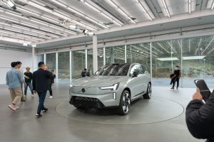 Teknologi dan Desain Canggih: Volvo EX90 Listrik Siap Taklukkan Jalanan dengan Jangkauan 730 Kilometer