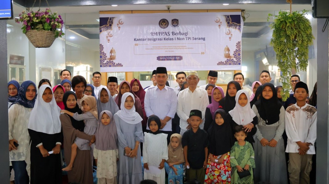 Imigrasi Serang Salurkan Sembako Untuk Warga Dan Anak Yatim