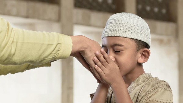 Tinjauan Hukum Islam Terhadap Tradisi Sungkeman Saat Lebaran
