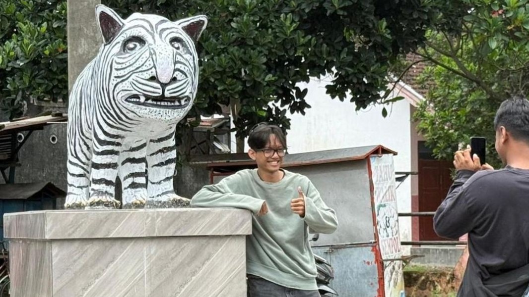 Patung Macan Viral di Kediri Bawa Berkah Ekonomi Warga