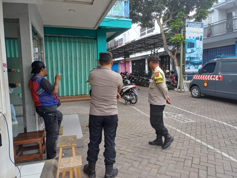 Polsek Turen Tingkatkan Keamanan di Area Pertokoan Turen Square dengan Patroli Rutin