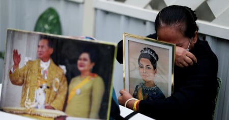 Pedagang Pakaian Hitam Thailand Untung Besar Saat Masa Berkabung