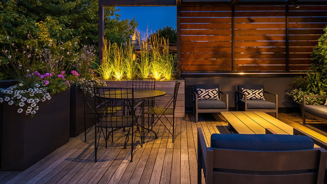 Inspirasi 7 Area Belakang Rumah Estetik, Kombinasi Batu Alam dan Kayu yang Memikat