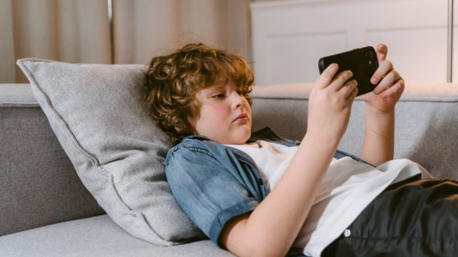 Mengelola Gadget dan Konsentrasi Anak di Era Digital Modern