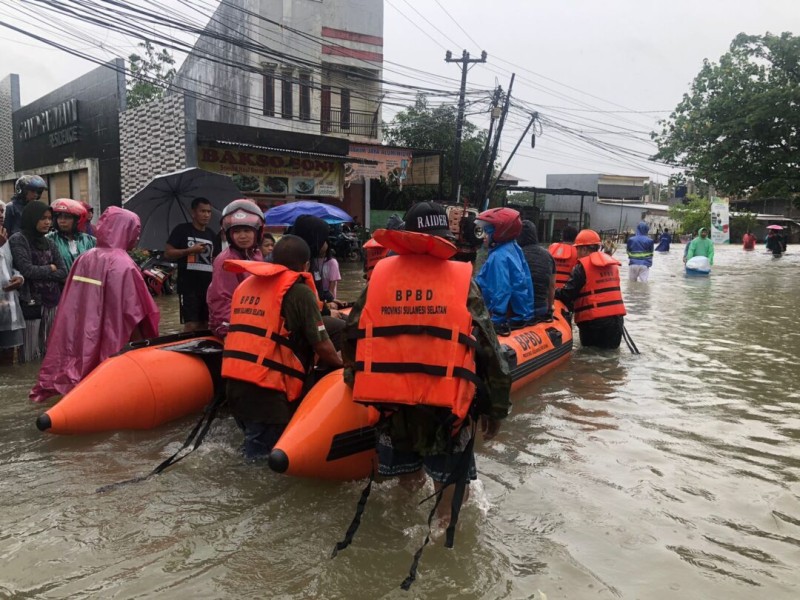 Dinsos Makassar Salurkan Bantuan Logistik untuk Korban Banjir yang Mengungsi