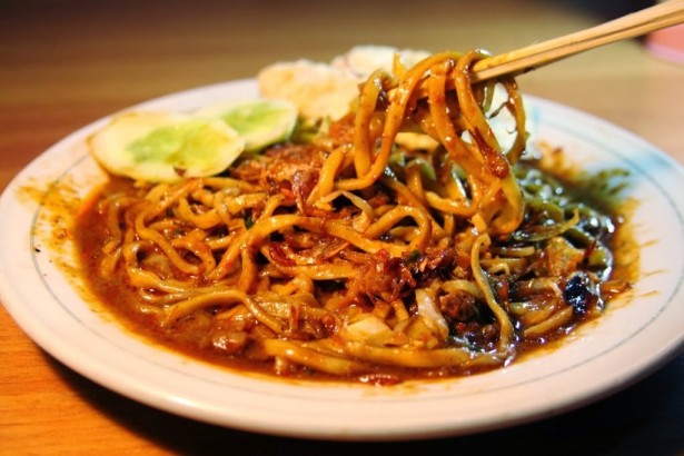 Nikmati Kuliner Mie Aceh di Tepi Danau