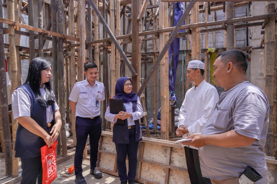 PT KA Properti Manajemen (KAI Properti) Salurkan Bantuan untuk Pembangunan Musholla Qomaruzzamaan di Jatinegara